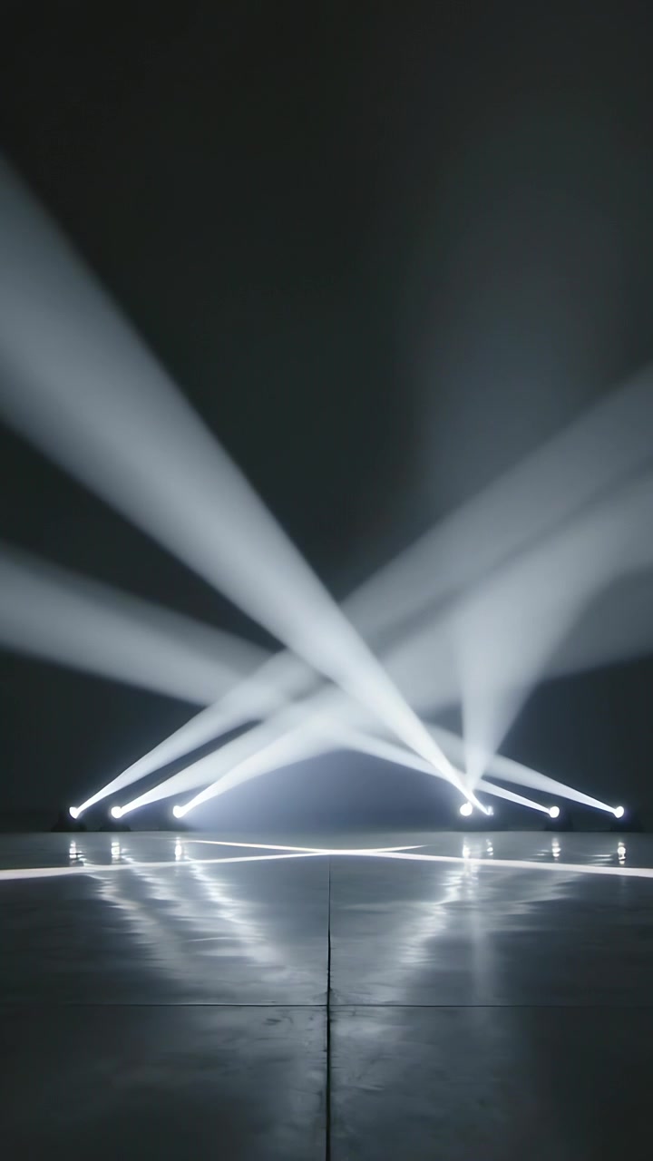 Lodret video: Startsignal, gulvlys skifter hvide stråler hen over et poleret gulv med dis.