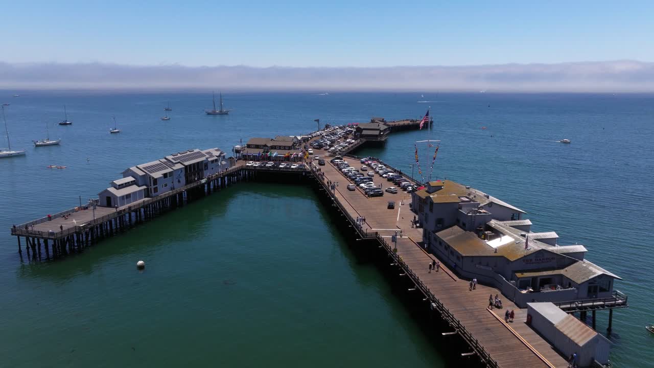 stearns wharf pier santa bárbara, california - filmación cinematográfica del establecimiento del avión no tripulado