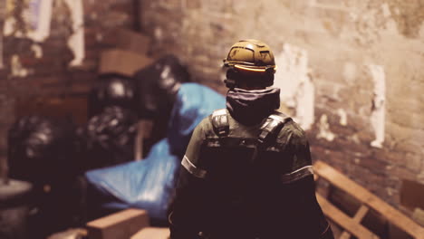 en equipo de protección personal en un entorno urbano
