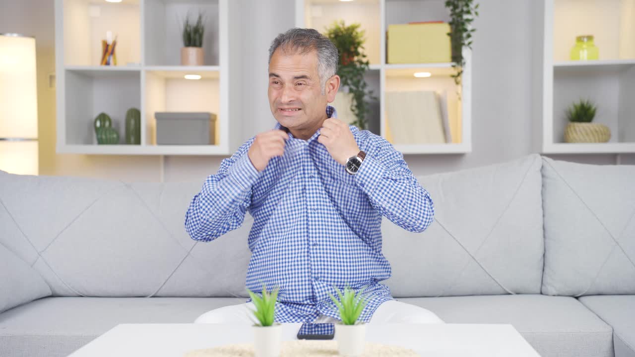 ⁇ 을 흘리는 남자는  ⁇ 새가 나고 모욕적입니다.