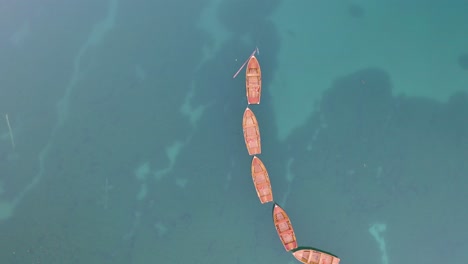 Top-Down-Aerial-View-of-Boats-on-Lago-di-Braies,-Italy