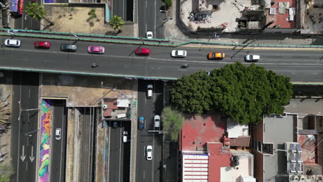 increíble vista de drone de cómo se forma el tráfico sobre un puente que cruza tlalpan, una importante avenida en la ciudad de méxico