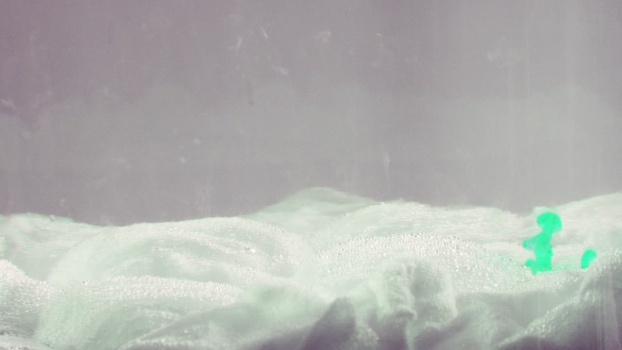 다양한 색상의 폭발적인 잉크 구름의 시리즈. 활기차고 네온 색.