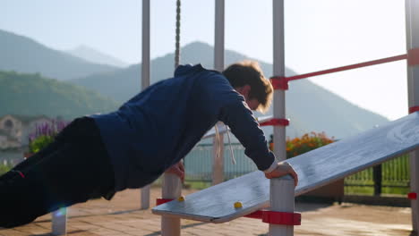 hombre haciendo flexiones al aire libre