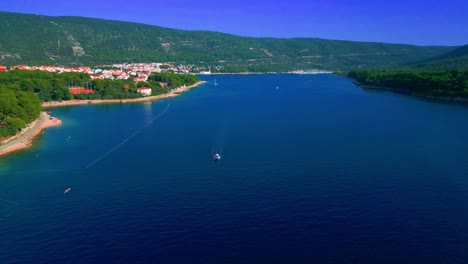 Genießen-Sie-Eine-Ruhige-Bootsfahrt-In-Der-Nähe-Der-Küste-Der-Insel-Cres