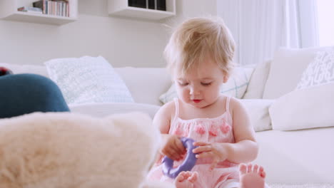 Papá-Joven-Jugando-Con-Una-Niña-Pequeña-En-La-Sala-De-Estar