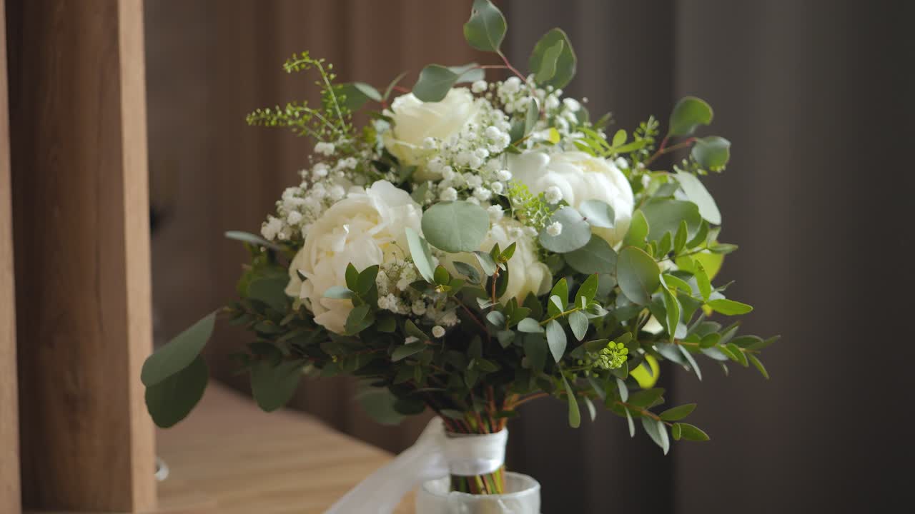 Bellissimo bouquet di fiori bianchi sul tavolo nuziale.