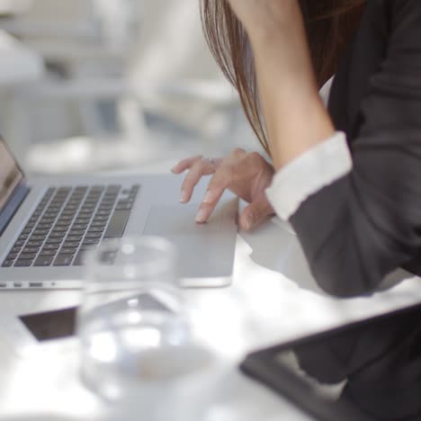 primer plano en la computadora de la mujer de negocios