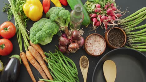 Vídeo-De-Verduras-Frescas,-Pan-Y-Especias-Sobre-Fondo-Gris