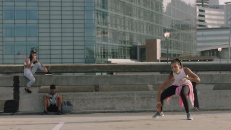 Tanzende-Frau,-Junge-Hip-Hop-Tänzerin,-Die-Freestyle-Moves-Vorführt,-Multiethnische-Freunde,-Die-Zuschauen,-Wie-Sie-Urbane-Tanzübungen-Mit-Dem-Smartphone-Genießen-Und-Fotos-In-Sozialen-Medien-Teilen