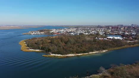 Una-Toma-Aérea-Sobre-La-Bahía-Cubierta-De-Hierba-En-Queens,-Nueva-York