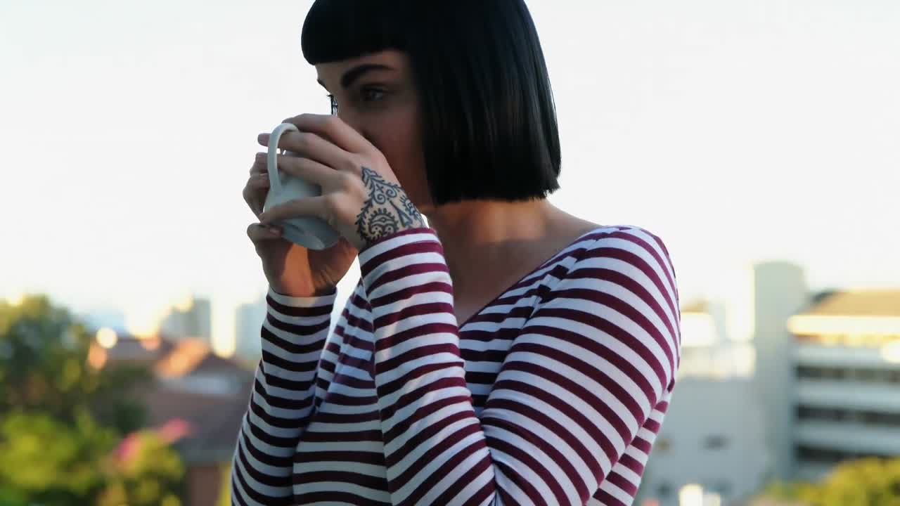 mujer tomando café en el balcón 4k