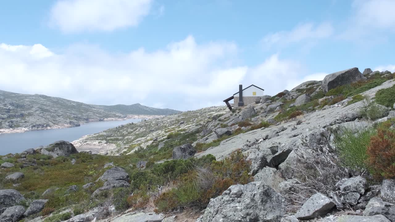 푸른 하늘 날에 코방 도스 콘초스(covão dos conchos) 물 위로 팬을 이동하세요