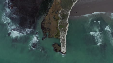 Fascinante-Vista-Aérea-De-Drones-De-Arriba-Hacia-Abajo-De-Los-Pájaros-Del-Acantilado-En-El-Océano-Azul-Oscuro