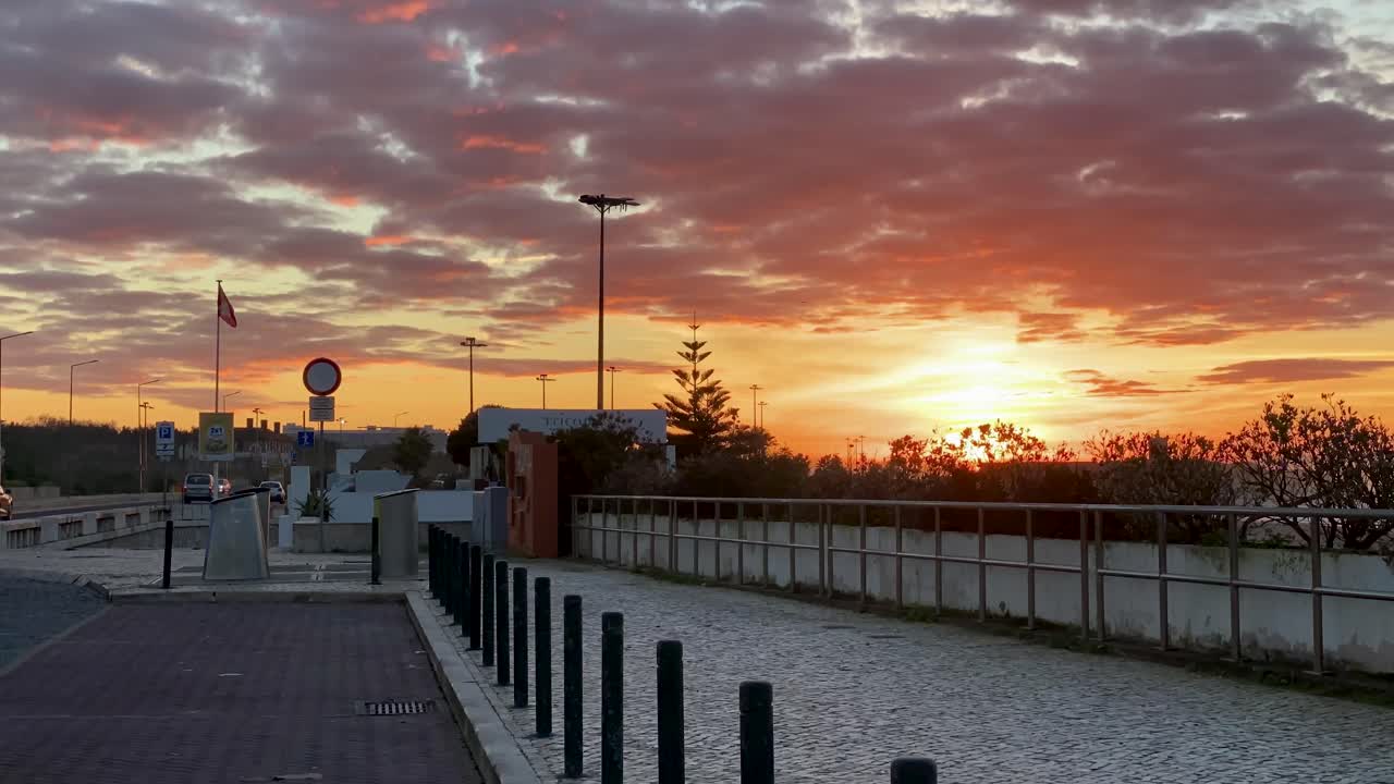 vista asombrosa de la costa de cascais con nubes sobre el cielo naranja al atardecer