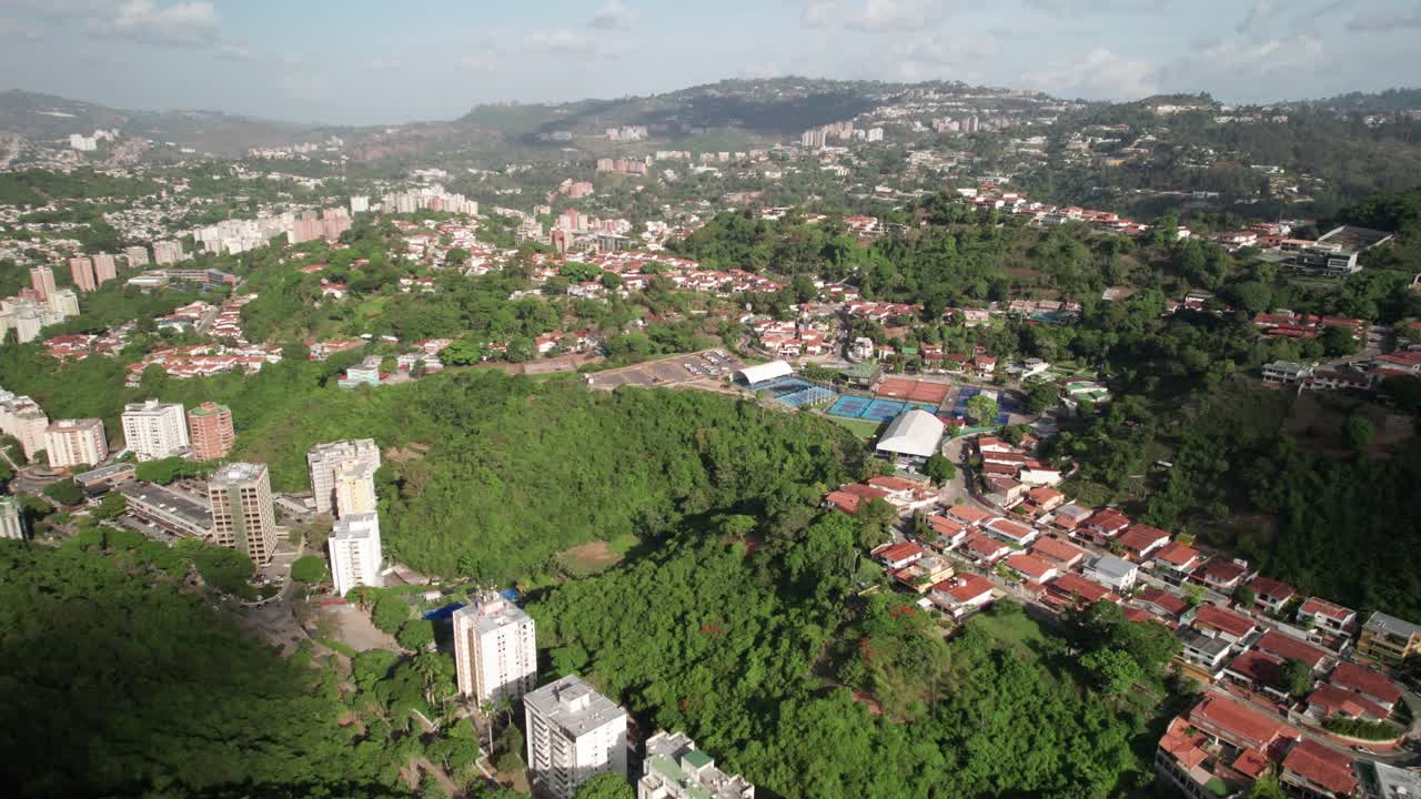 Zona residenziale di El Cafetal, una miscela unica di edifici e rigogliose colline verdi