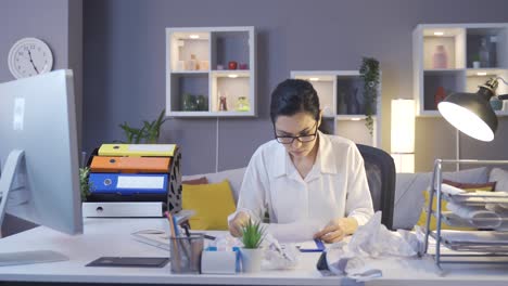 Una-Mujer-De-Negocios-Frustrada-Está-Furiosa-En-Su-Oficina-En-Casa.