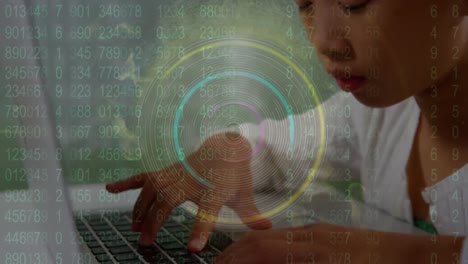 animación de escáner, gráficos y procesamiento de datos sobre chica asiática usando portátil