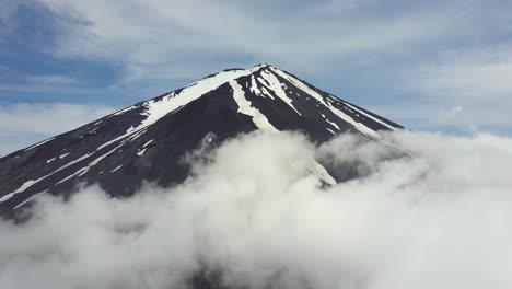 Vista-Aérea-Desde-La-Cima-Del-Monte-Fuji-Con-Nubes