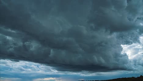 Zeitraffer-Von-Dunklen-Gewitterwolken,-Die-Sich-Aufbauen-Und-Schnell-Und-Gefährlich-über-Den-Himmel-Ziehen