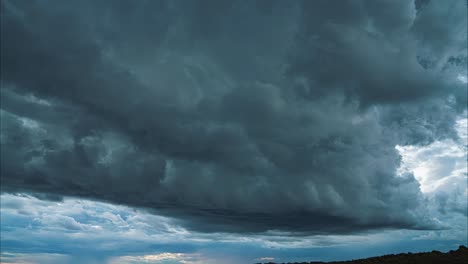 lapso de tiempo de nubes oscuras de tormenta que se acumulan y se mueven por el cielo de forma rápida y peligrosa