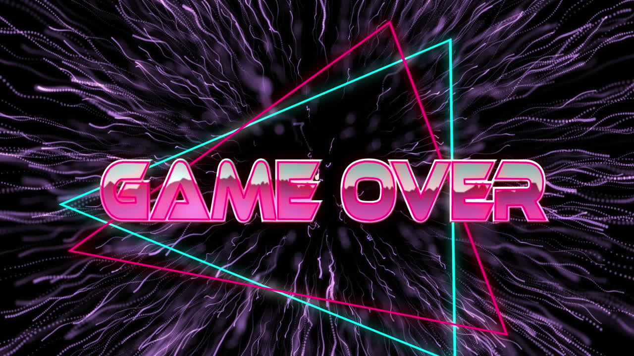 Animazione del testo 'Game Over' in lettere rosa metallizzato con triangoli su fuochi d'artificio viola.