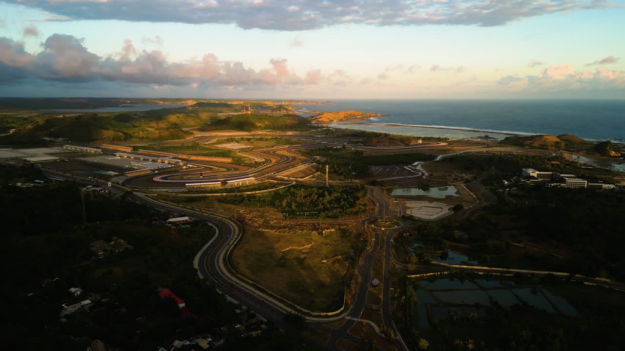 aerial de la pista del circuito de la calle internacional de pertamina mandalika, kuta, isla de lombok, indonesia