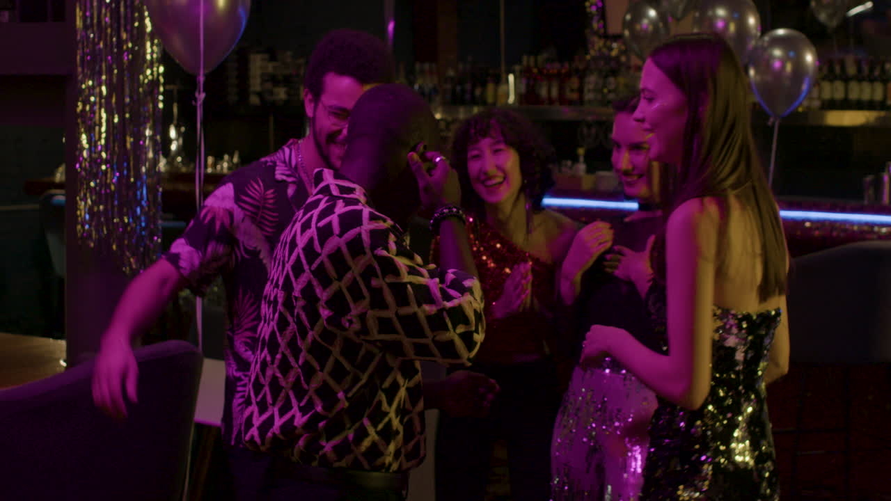 amigos bailando en una fiesta