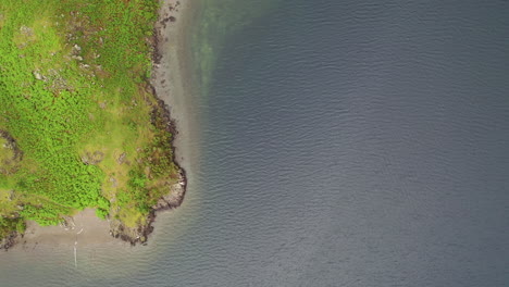 Vista-Aérea-De-Arriba-Hacia-Abajo-A-Lo-Largo-De-La-Orilla-De-Un-Lago-En-El-Distrito-Inglés-De-Los-Lagos