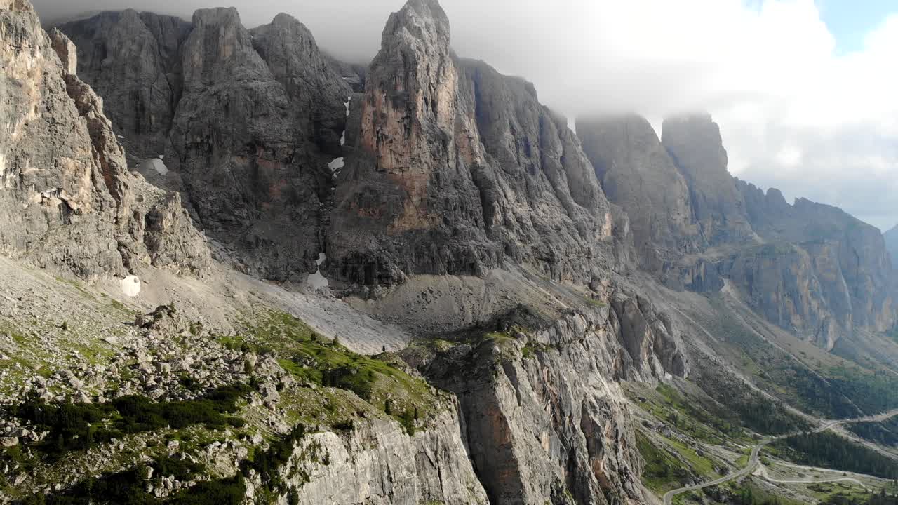 vuelo aéreo a través de la cordillera en dolomitas, italia