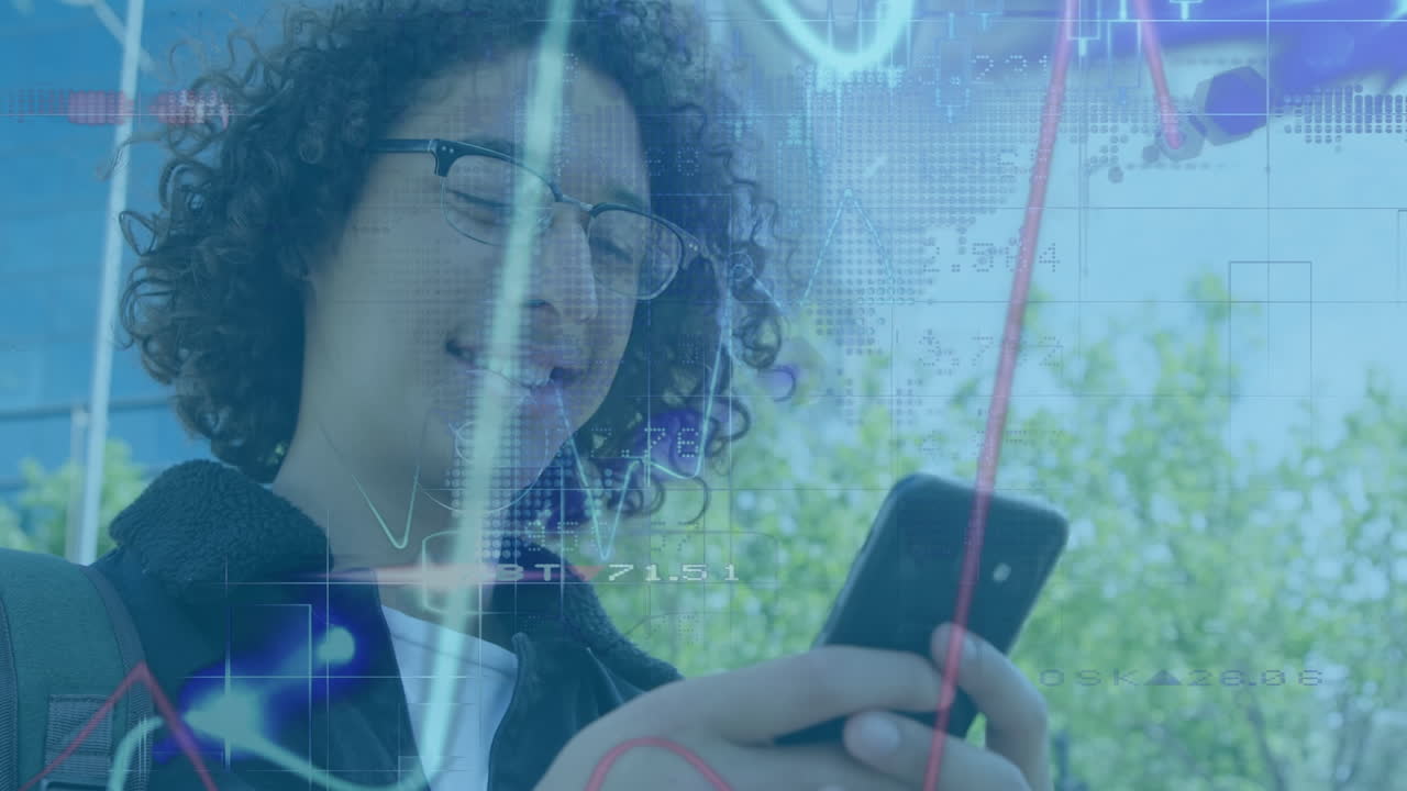 animación de datos financieros sobre un hombre biracial usando un teléfono inteligente