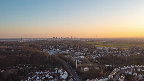 Edificios-En-Barrios-Residenciales-Cerca-De-Frankfurt-Am-Main,-Centro-De-La-Ciudad-De-Alemania-En-La-Hermosa-Luz-Del-Atardecer