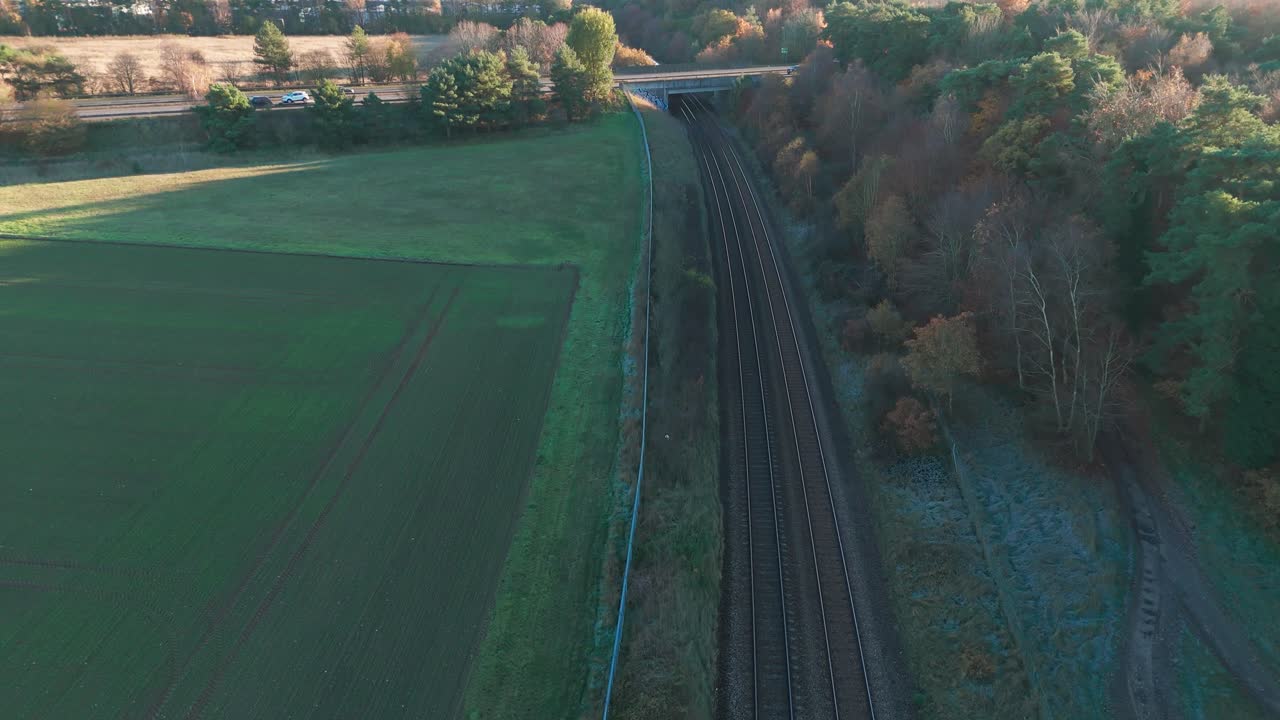 시골 풍경을 가로질러 열차 트랙