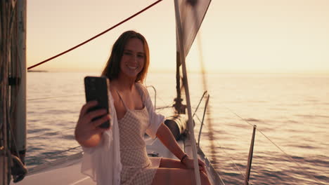 Glückliche-Frau,-Telefon-Und-Selfie-Auf-Bootsfahrt