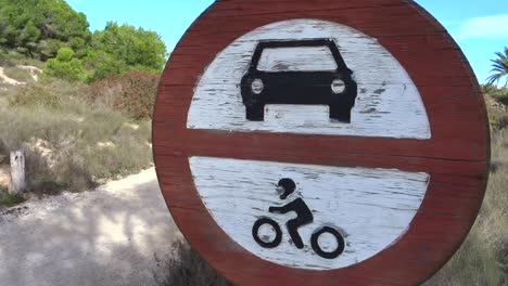 Una-Toma-Panorámica-De-Las-Señales-De-Tráfico-Junto-A-Un-Camino-De-Grava-En-El-Campo-En-Un-Día-De-Verano