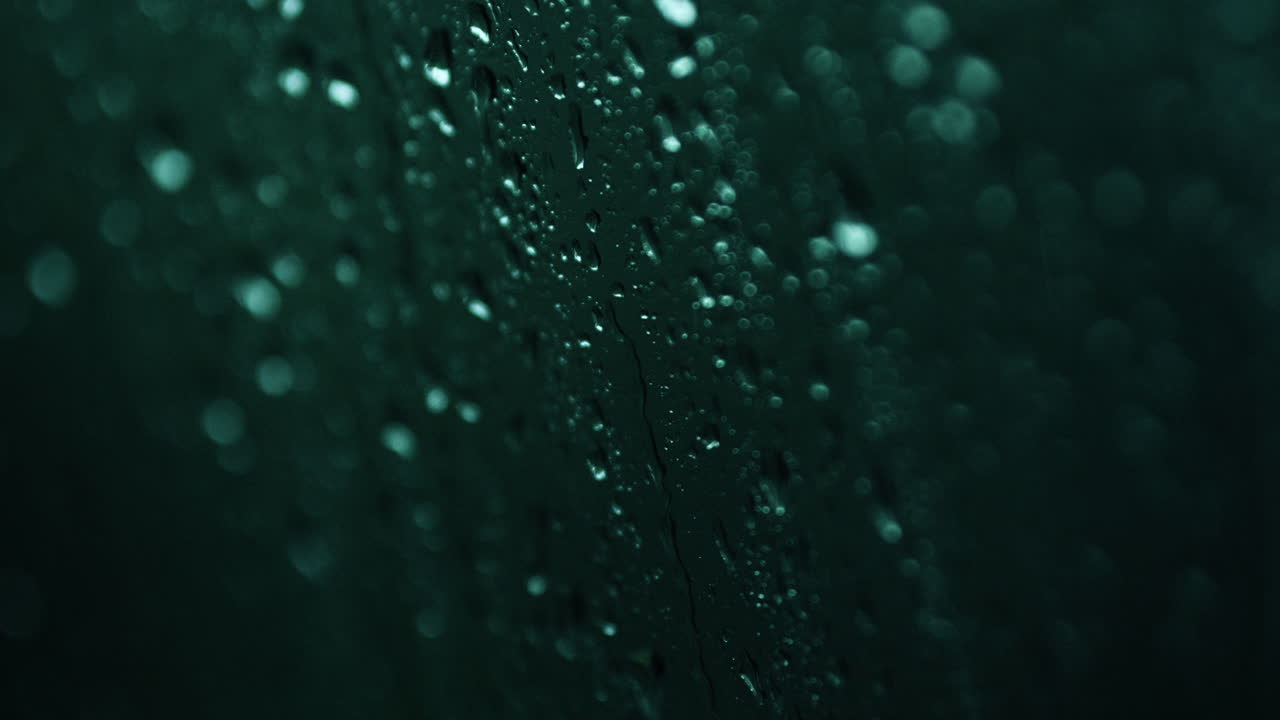 gotas de lluvia en una ventana por la noche