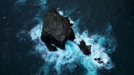 Vista-Aérea-De-Pilas-De-Mar-Con-Olas-Espumosas-En-Ponta-De-Sao-Lourenco-En-La-Isla-De-Madeira,-Portugal