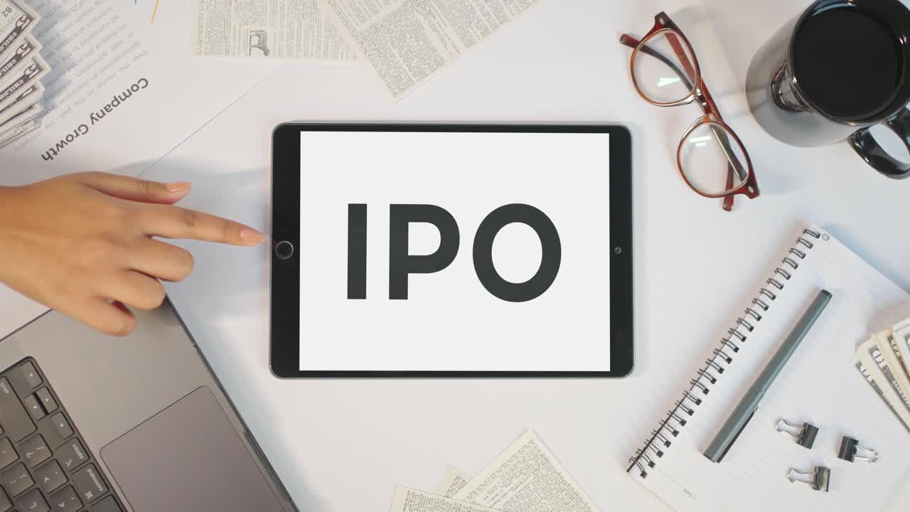 ipo se muestra en la pantalla de una tableta