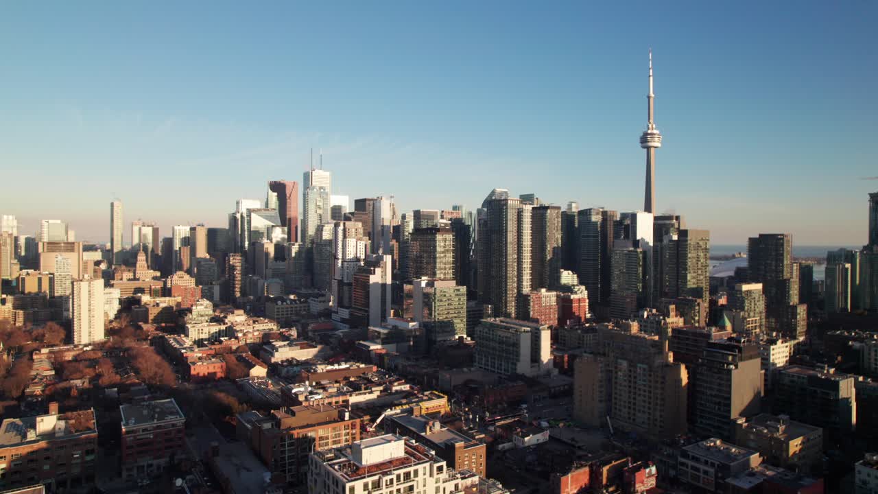 Ripresa aerea invernale ascendente e nitida del centro di Toronto, Ontario, Canada