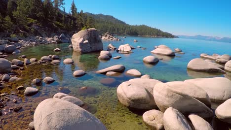 Una-Toma-Aérea-Sobre-Hermosos-Cantos-Rodados-En-Lake-Tahoe-Nevada