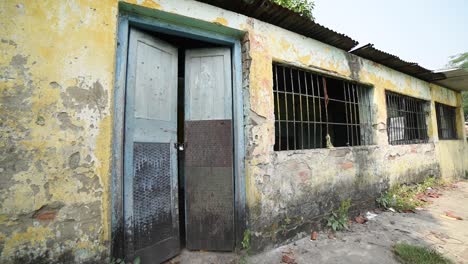 Antigua-Casa-Abandonada-Y-Embrujada,-Puerta-De-Madera-Cerrada-Desde-El-Exterior