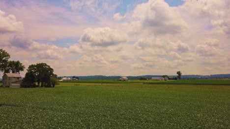 Während-Der-Fahrt-In-Einem-Antiken-Zug-Blick-Auf-Die-Ländliche-Umgebung-An-Einem-Sommertag