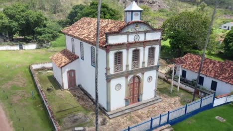 Aerial-drone-view-of-colonial-style-houses-around-rocky-hills