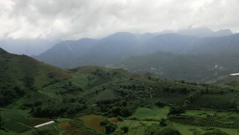 Wunderschöne-Berglandschaft,-Die-An-Einem-Bewölkten-Tag-Von-Einer-Drohne-Aufgenommen-Wurde