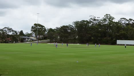 Plano-Amplio-Del-Campo-De-Cricket-Con-Juegos-De-Mujeres-Jugando-En-Un-Día-Nublado