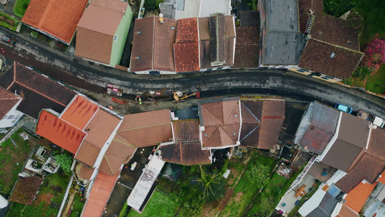 드론 뷰: 녹색 계곡 시골에 어있는 아스팔트 도로, 숲 건물