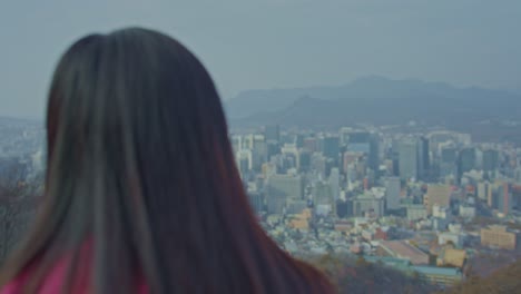 아름다운 사랑스러운 귀여운 아시아 한국 중국인 일본 여성 소녀 여자 모델은 산에서 야외에서 카메라에 작용합니다.
