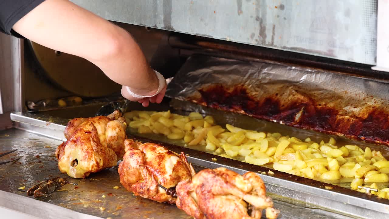 과 감자는 로티세리 오븐에서 구워집니다.