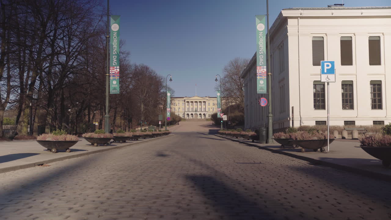 Leere Straßen vor einer norwegischen Universität während des COVID-19-Lockdowns.