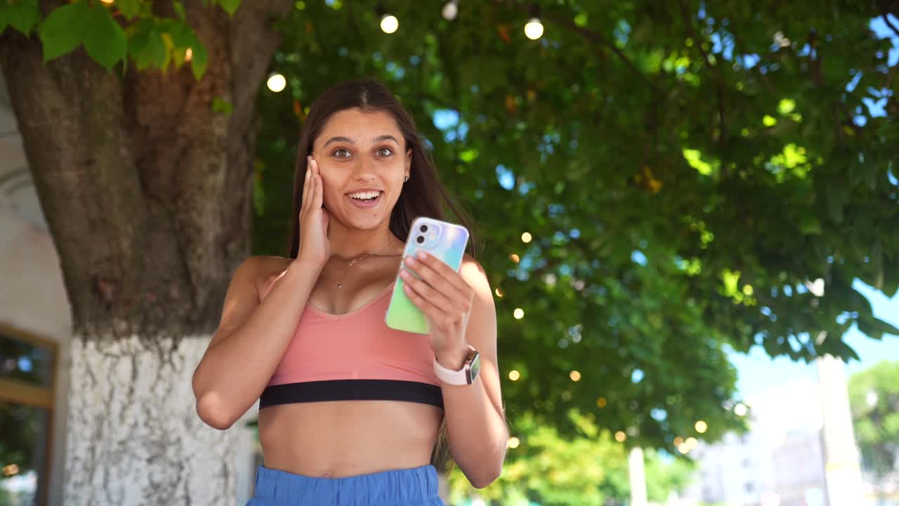 mujer usando teléfono inteligente al aire libre